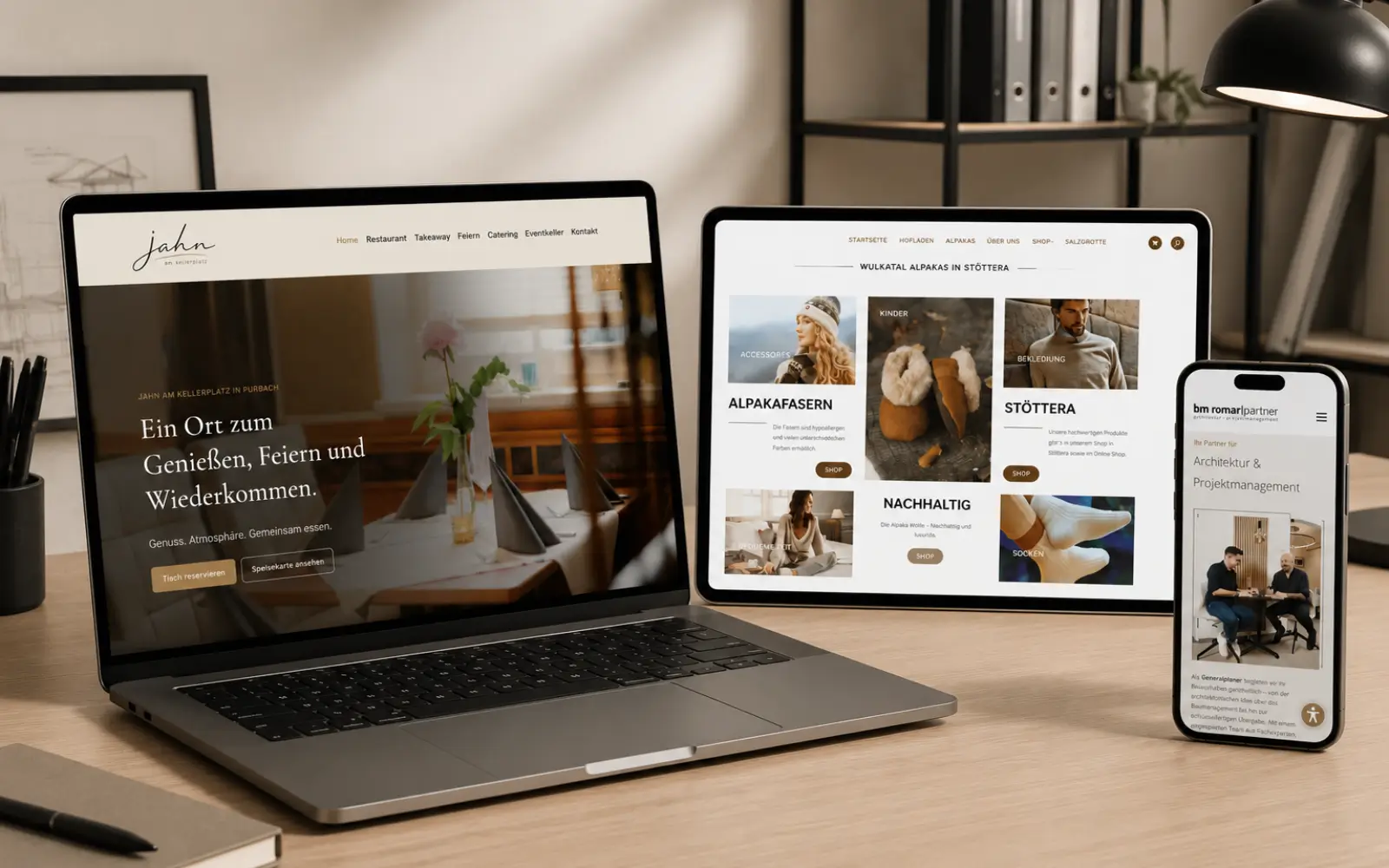 Moderner Arbeitsplatz mit Laptop, Tablet und Smartphone, die verschiedene Website-Projekte von MarketiX präsentieren.