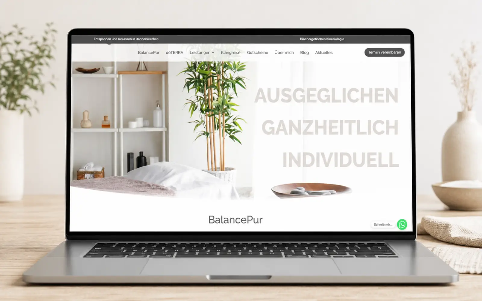 BalancePur-Startseite als Laptop-Mockup in einer hellen, ruhigen Umgebung