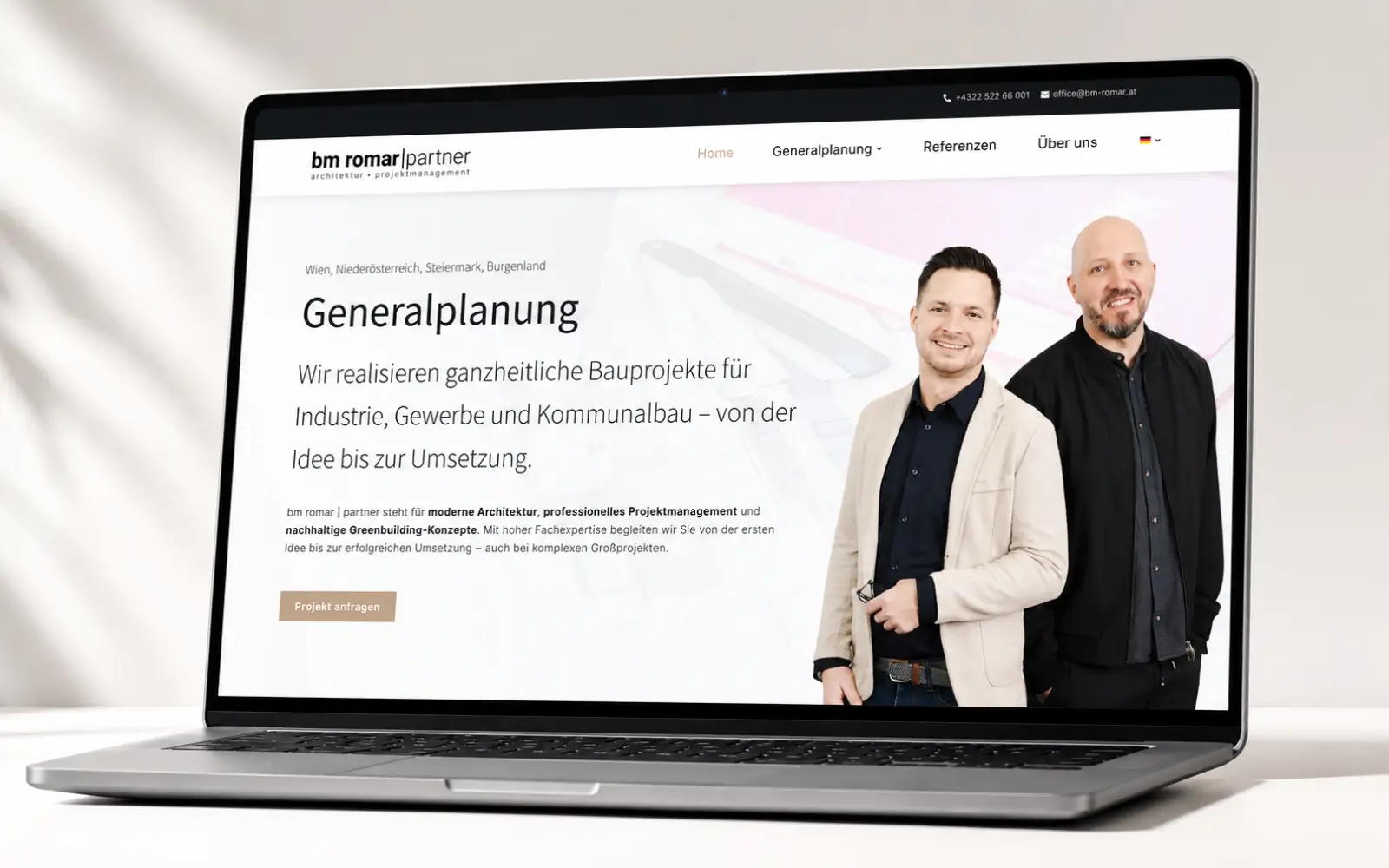 Smartphone-Mockup mit der mobilen Ansicht der Website von bm romar | partner.