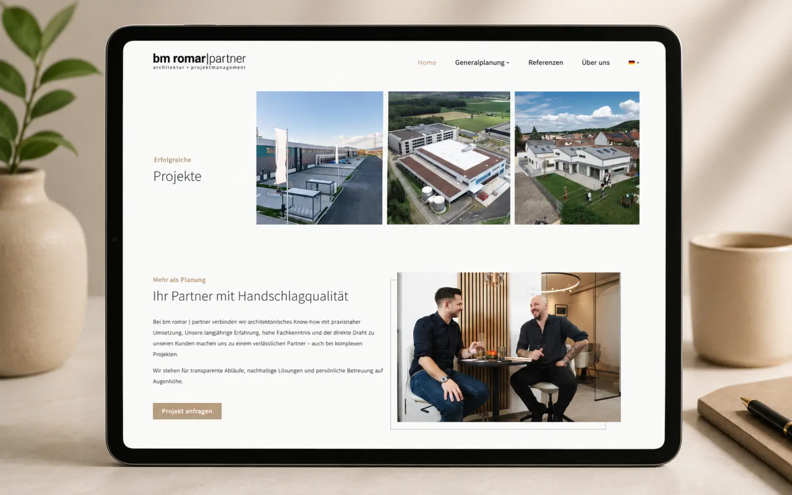Tablet-Mockup mit einem Website-Screenshot der Über-uns-Seite von bm romar | partner.
