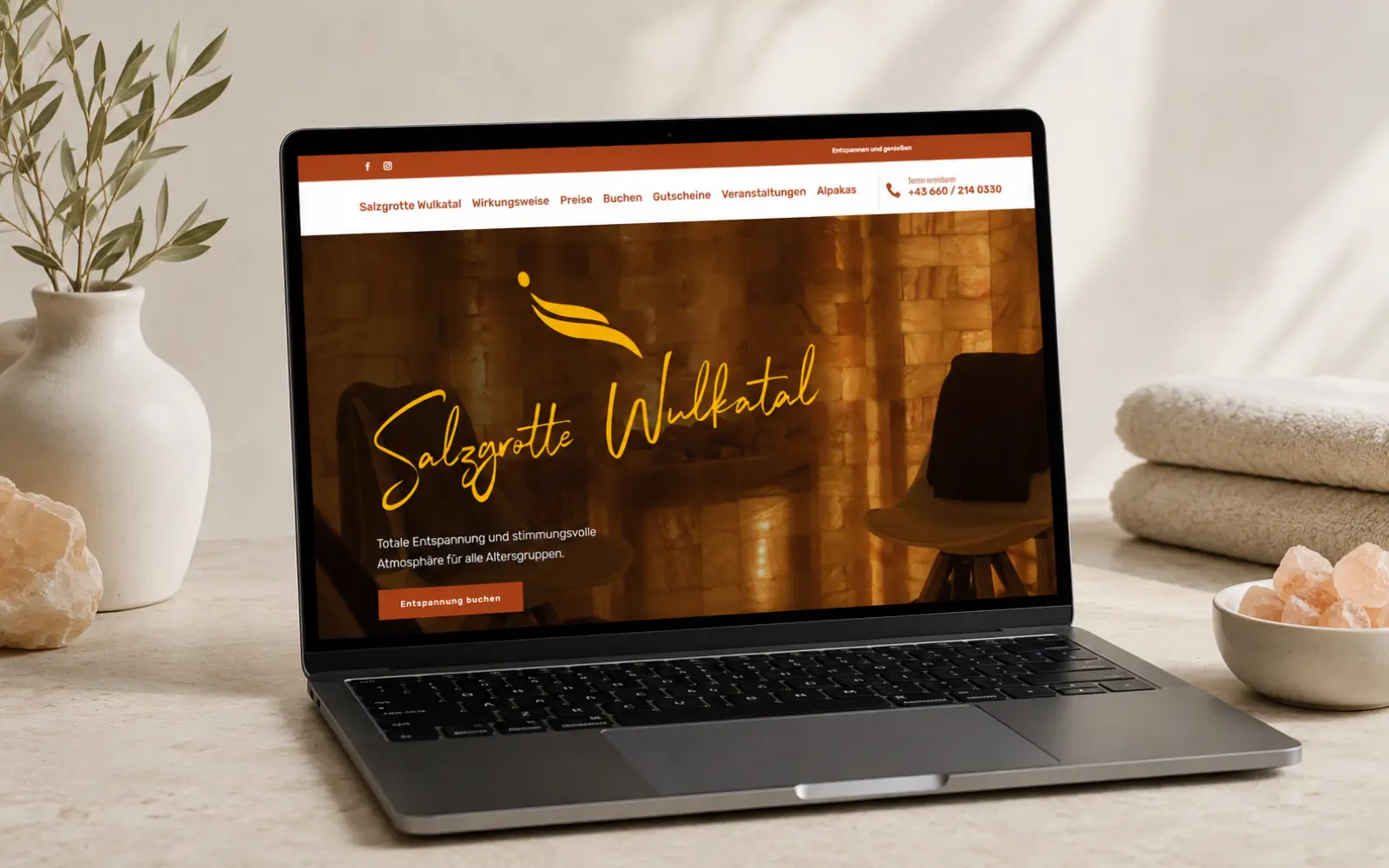 Website der Salzgrotte Wulkatal als Laptop-Mockup in einer ruhigen Wellness-Szene