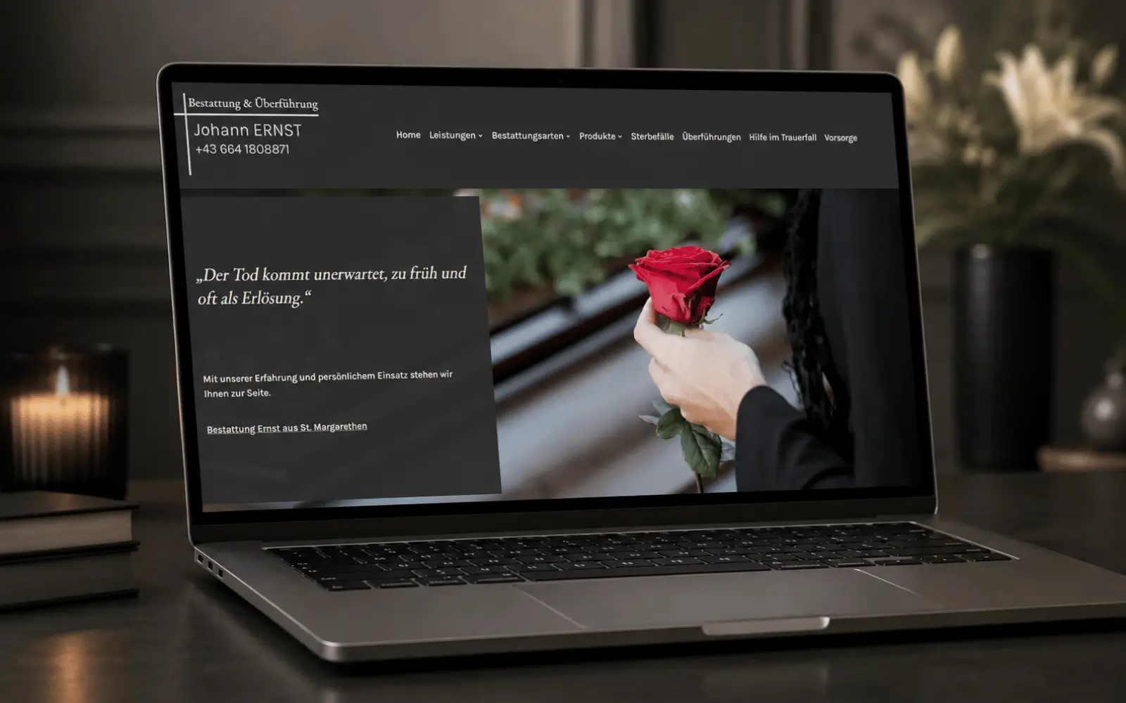 Laptop mit der Startseite von Bestattung Johann Ernst in einer ruhigen, dunklen Umgebung