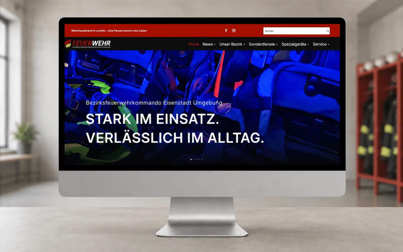 Desktop-Ansicht der Webseite des Bezirksfeuerwehrkommandos Eisenstadt-Umgebung auf einem Monitor