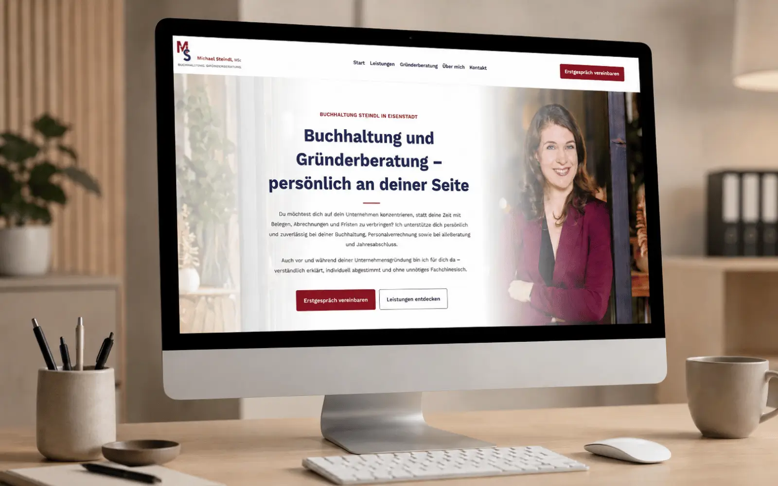 Startseite der Website von Buchhaltung Steindl auf einem Desktop-Monitor