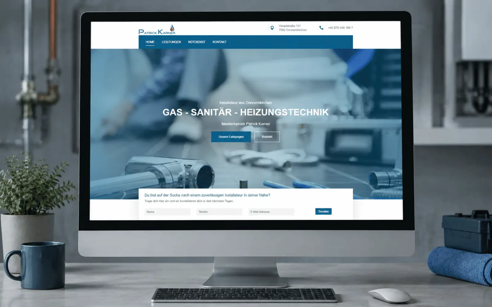 Startseite von Installateur Karner auf einem Desktop-Bildschirm in einer Werkstattumgebung