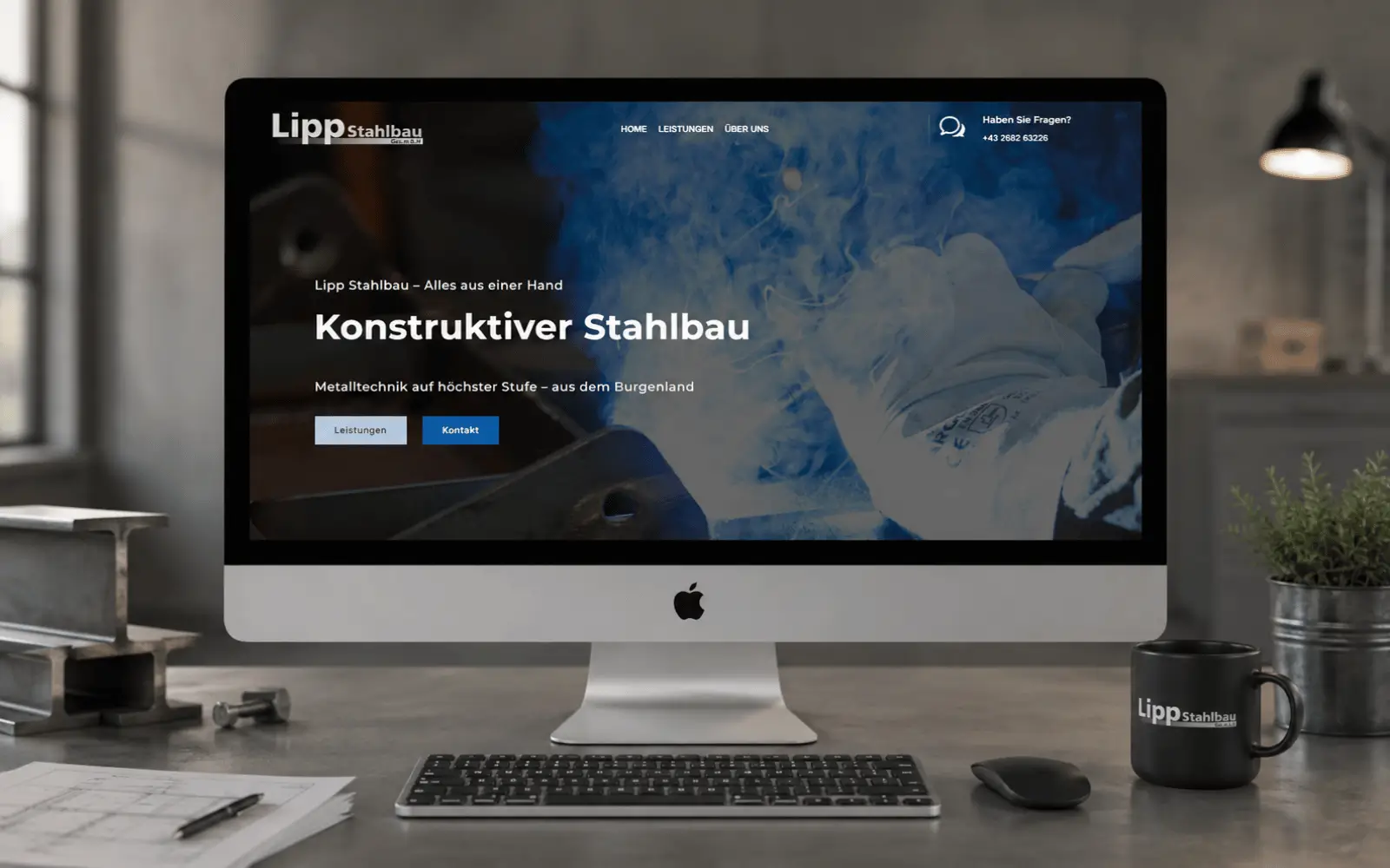 Startseite der Lipp-Stahlbau GmbH auf einem Desktop-Monitor in industrieller Umgebung
