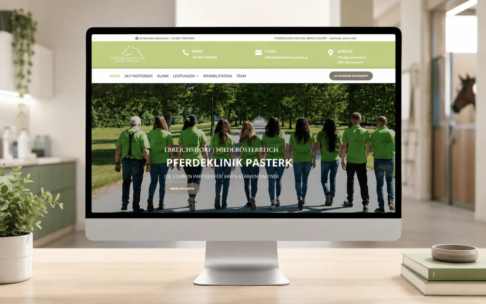 Desktop-Ansicht der Website der Pferdeklinik Pasterk mit Startbereich und Hinweis auf den 24-Stunden-Notdienst
