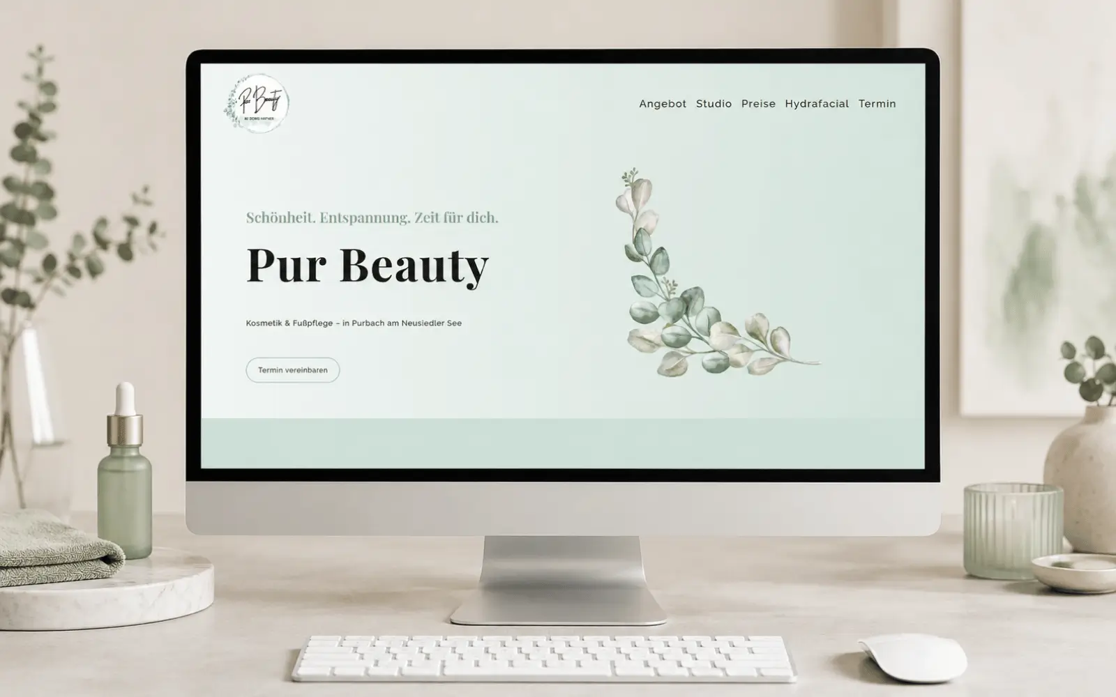 Startseite von Pur Beauty by Doris Hafner auf einem Desktop-Bildschirm in einer hellen Beauty-Umgebung