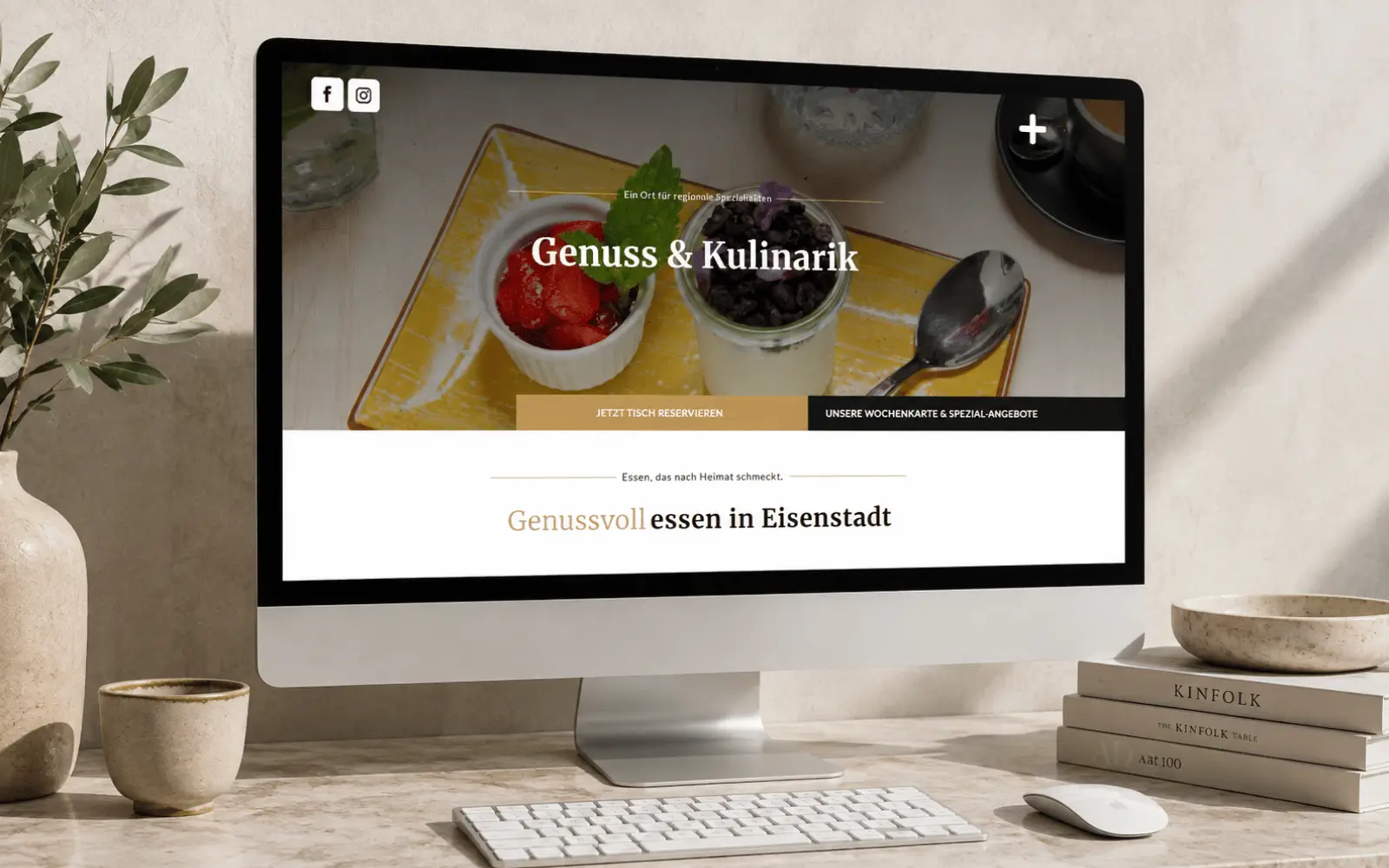 Startseite der Website von Rabinas Hofpassage auf einem Desktop-Monitor in heller Arbeitsplatzszene