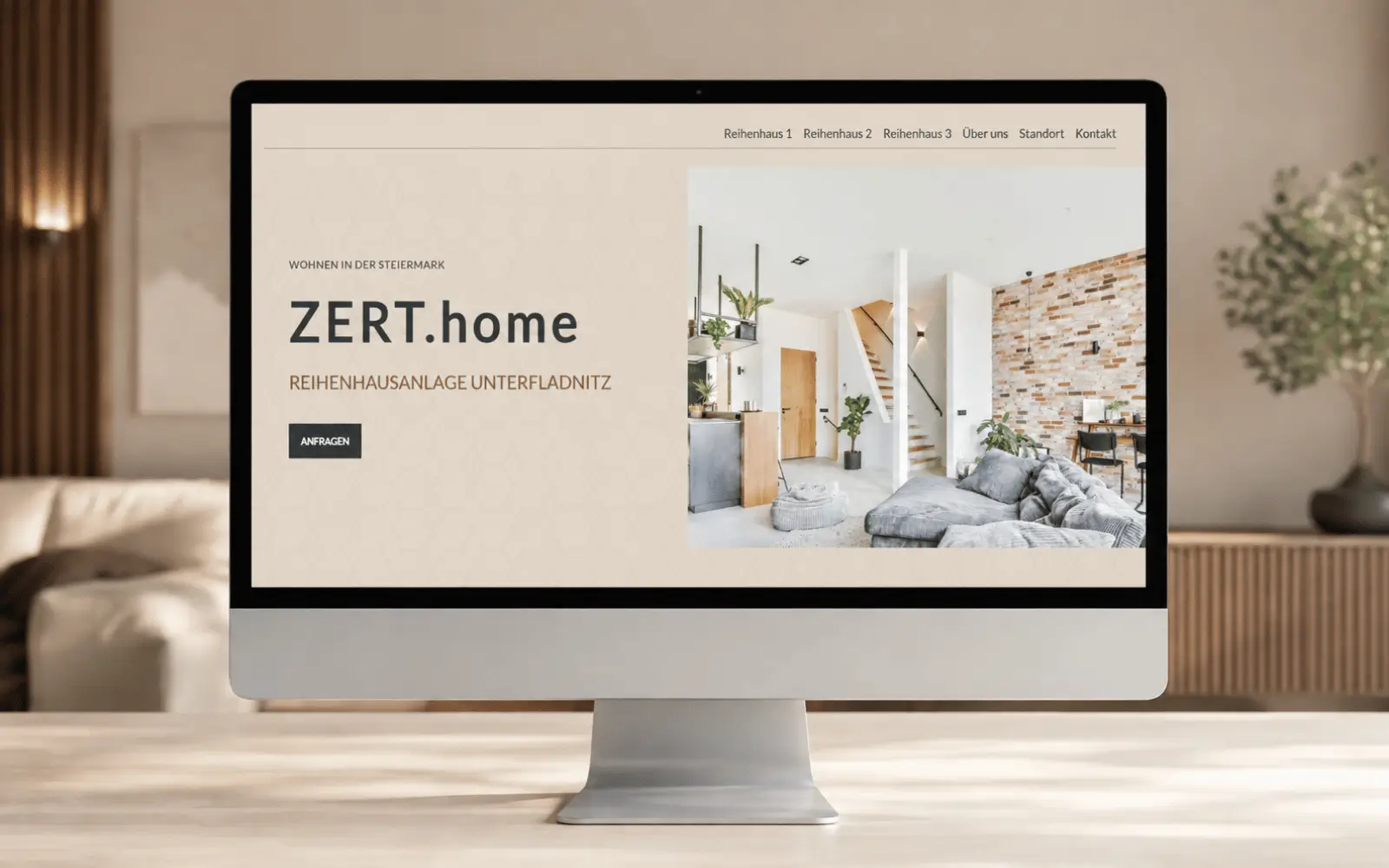 Desktop-Mockup der Projektwebseite ZERT.home für die Reihenhausanlage Unterfladnitz