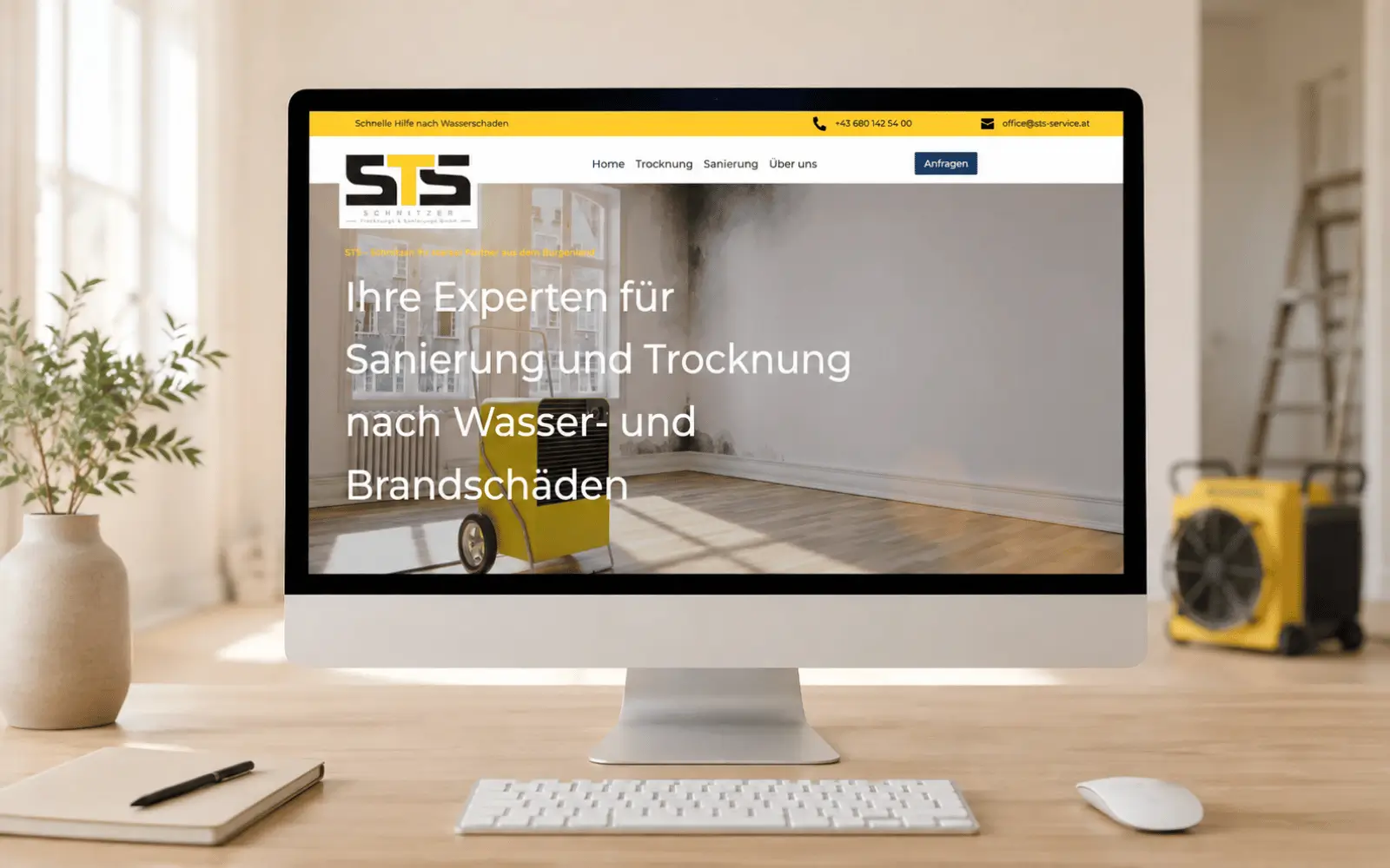 Startseite der Website von STS Schnitzer auf einem Desktop-Monitor