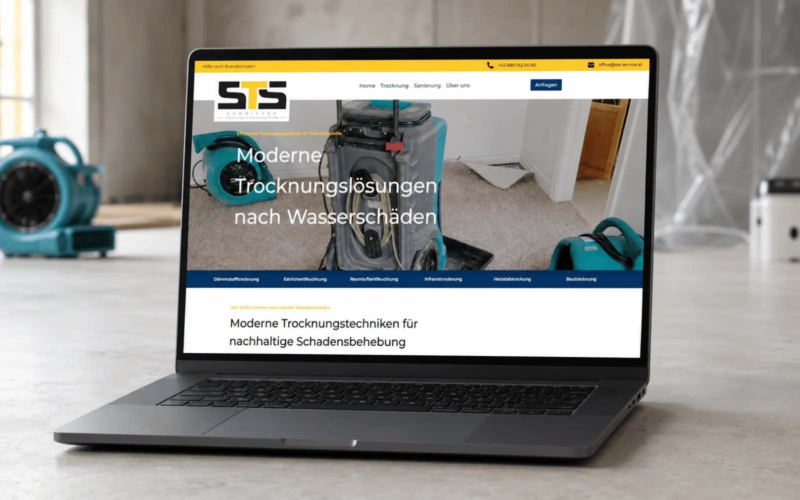 Website von STS Schnitzer mit modernen Trocknungslösungen nach Wasserschäden auf einem Laptop