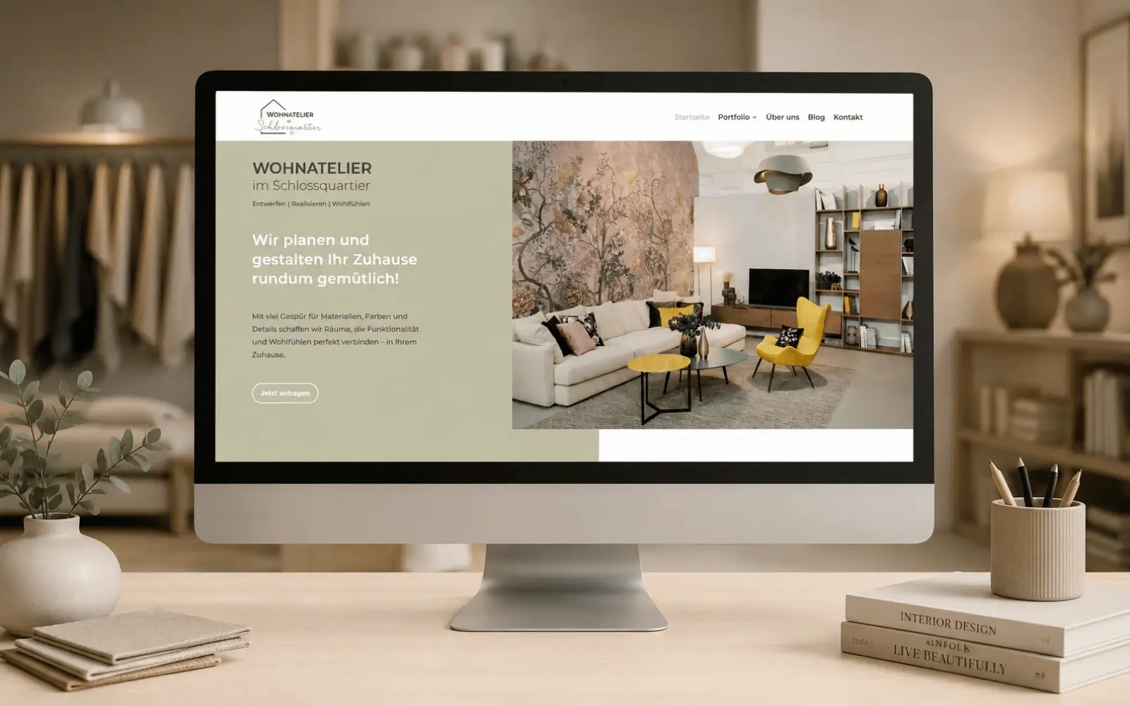 Desktop-Mockup der Startseite von Wohnatelier im Schlossquartier mit hochwertiger Inneneinrichtung
