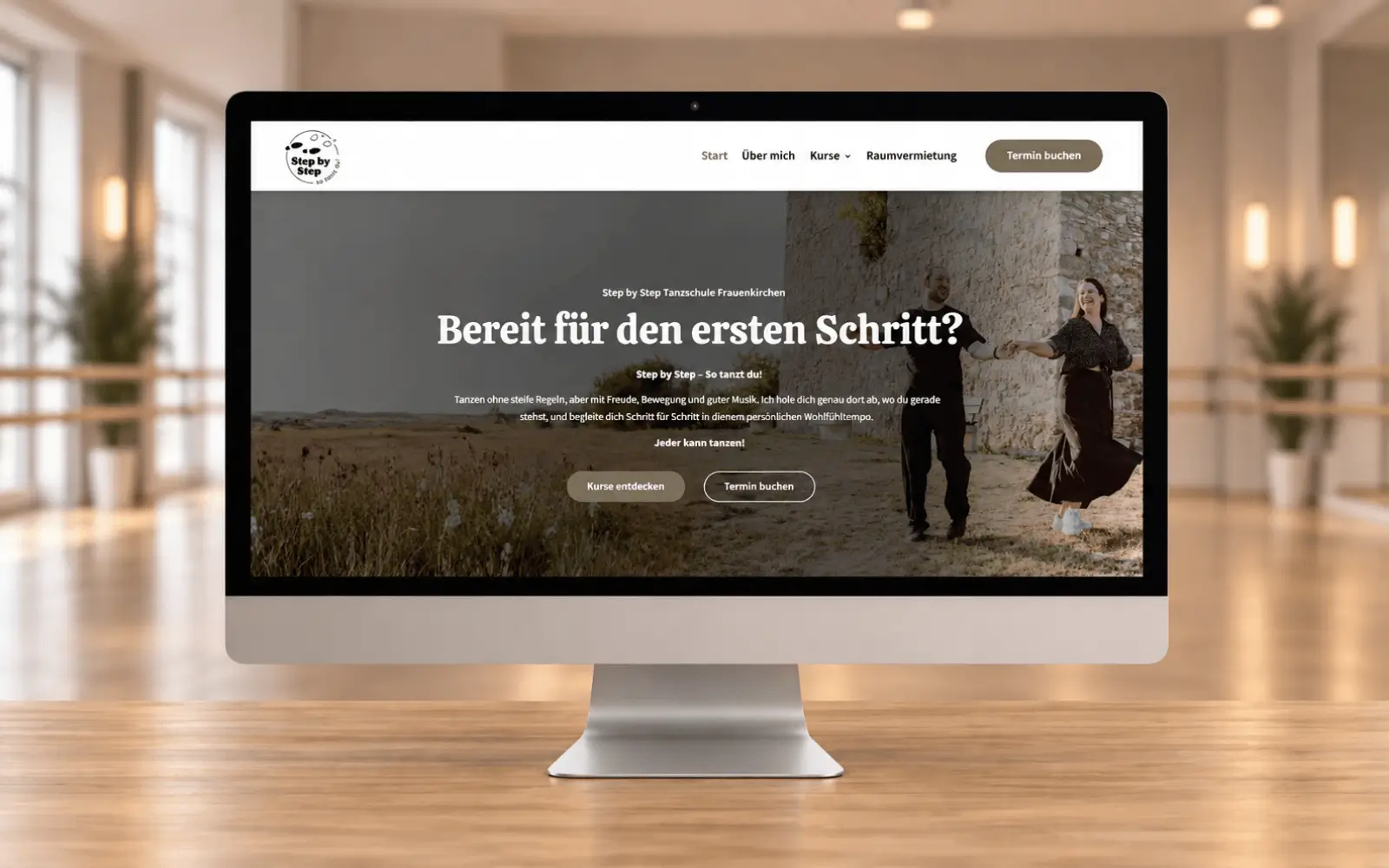 Webseite des Tanzstudios Step by Step in Frauenkirchen auf einem Desktop-Monitor